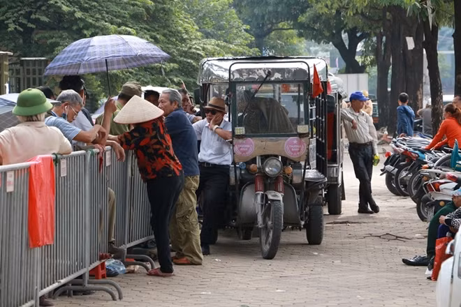 Một số dân phé sẵn sàng trả giá cao để mua lại vé từ những người đến nhận vé ở VFF sáng nay.