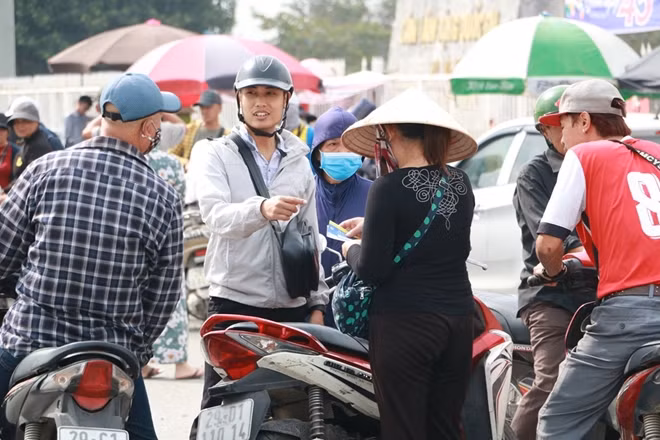 Giá vé hiện được dân phe đẩy lên gấp nhiều lần so với giá gốc.