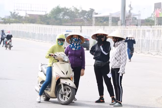 Tất nhiên sau đó họ sẽ bán lại vé với mức giá còn cao hơn nữa để hưởng chênh lệch.