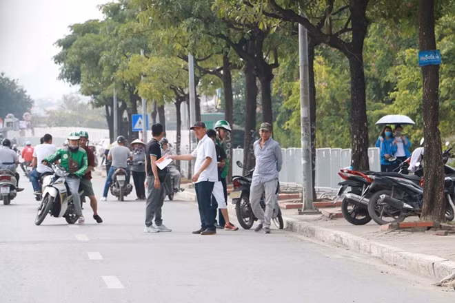 Khu vực xung quanh sân vận động Mỹ Đình có khá nhiều nhóm phe vé đang hoạt động công khai vào sáng 18-11.