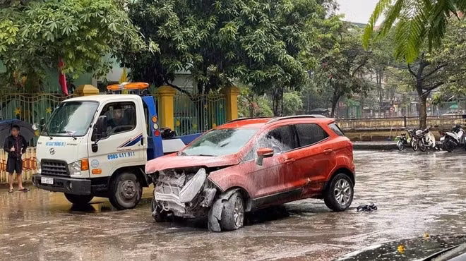 Rất may vụ việc xảy ra vào lúc cổng trường vắng người nên không có thương vong.