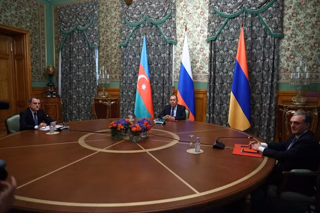 Tại Moscow, lãnh đạo Azerbaijan và Armenia đàm phán ngừng bắn trước sự chứng kiến của Ngoại trưởng Nga Lavrov.