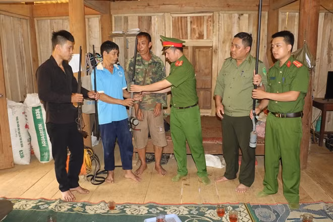 Làm tốt công tác vận động, thu hồi vũ khí, vật liệu nổ trong bà con nhân dân các dân tộc trên địa bàn.
