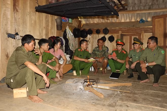Cán bộ chiến sỹ Công an xã Tri Lễ đến từng gia đình vận động người dân thực hiện tốt dự án cơ sở dữ liệu quốc gia về dân cư.
