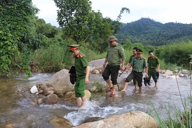 Công an xã Tri Lễ kiểm tra địa bàn.