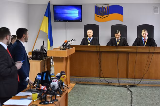 Các luật sư đại diện cho ông Viktor Yanukovych tại phiên tòa ở Kiev hôm 24-1.
