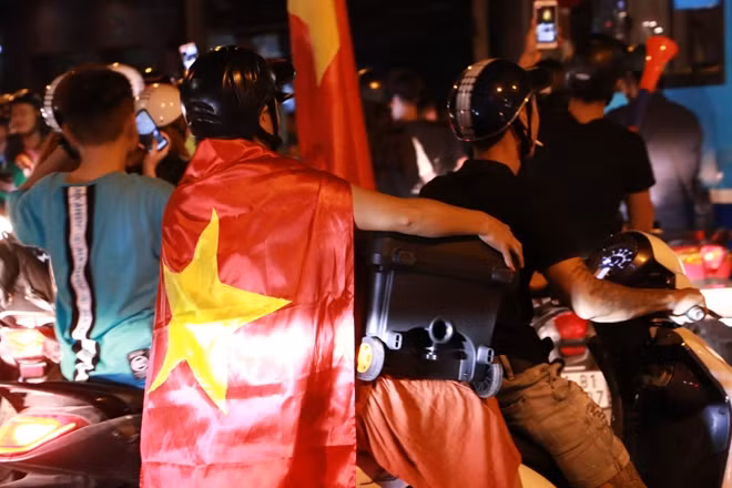 Thậm chí nhiều người còn ôm cả loa công suất lớn để "cháy hết mình" sau chiến thắng của ĐTVN.