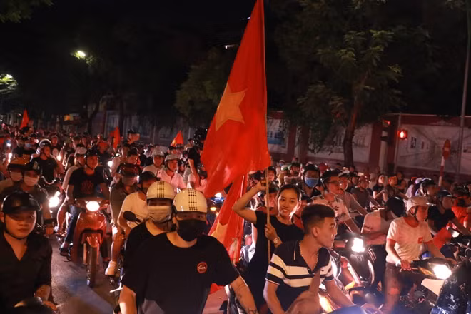 Ngay sau khi tiếng còi mãn cuộc trận đấu giữa Việt Nam và Malaysia (tối 10-10) vang lên rất nhiều CĐV tại Hà Nội đã rủ nhau xuống đường "đi bão".
