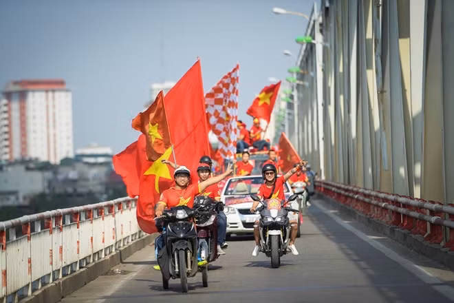 Đoàn diễu hành của các CĐV đi qua nhiều khu vực tại Thủ đô trước khi kéo về khu vực Mỹ Đình nơi diễn ra trận đọ sức giữa thày trò HLV Park Hang-seo và ĐT Malaysia.
