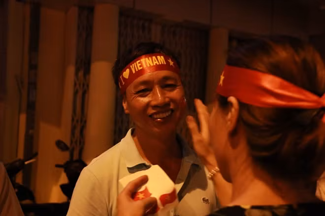 Niềm vui từ bóng đá khiến mọi người như không còn khoảng cách.