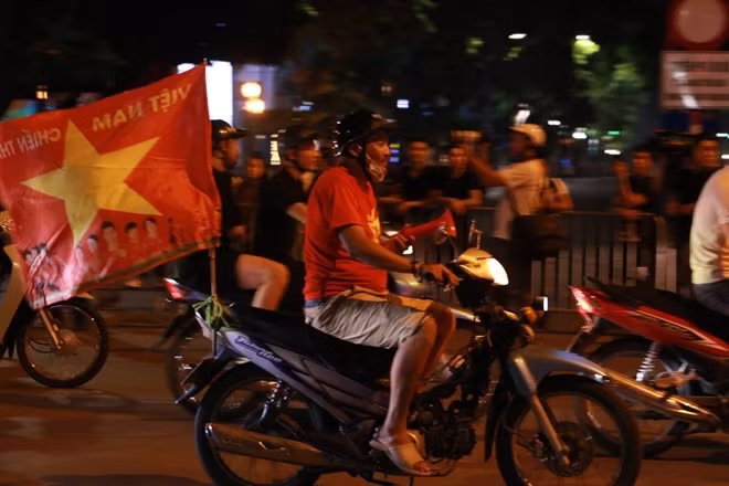 Như mọi khi ngoài cơ, băng đầu thì còi, trống hay bất cứ vật dụng tạo ra âm thanh nào đều được các CĐV mang theo trong hành trình "đi bão".