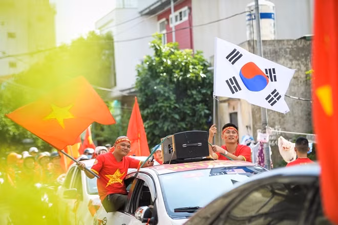 Trống kèn, thậm chí loa công suất lớn cũng được những CĐV nhiệt thành của ĐTVN mang theo để làm nóng bầu không khí trước trận "đại chiến" với các vị khách Malaysia.