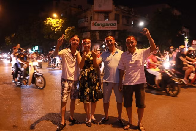 Già, trẻ, gái, trai cùng nhau ăn mừng chiến thắng.