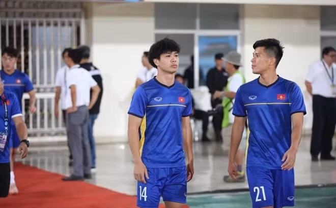 Các cầu thủ Việt Nam đang khởi động. Ảnh: VNE.
