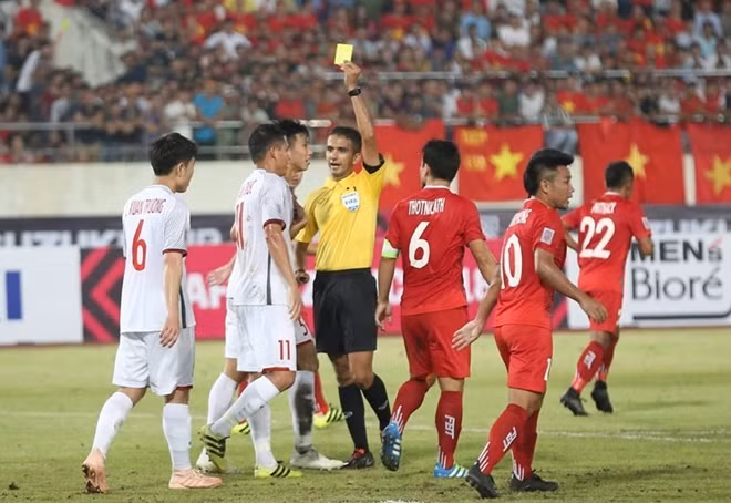 Văn Hậu nhận thẻ vàng sau tình huống bị trọng tài cho là cố ý dùng tay chơi bóng. Ảnh: Vietnamnet.
