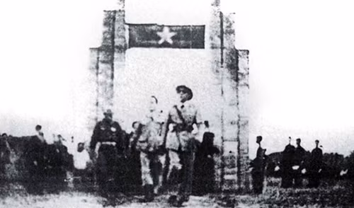 Trung tướng Nguyễn Bình trong một lần thị sát ở Đồng Tháp (tháng 7-1948). Trung tướng Nguyễn Bình trong một lần thị sát ở Đồng Tháp (tháng 7-1948).