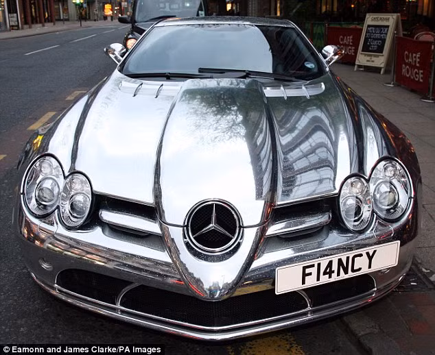 Chiếc McClaren SLR của El Hadji Diouf có giá lên tới 420.000 bảng được lắp ráp thủ công có thể đạt tới tốc độ trên 350 km/h. Chiếc McClaren SLR của El Hadji Diouf có giá lên tới 420.000 bảng được lắp ráp thủ công có thể đạt tới tốc độ trên 350 km/h.