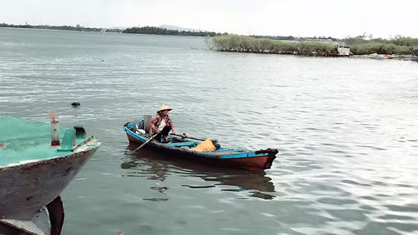 Người vợ, người mẹ lúc nào cũng đợi chờ ngoài cửa biển đón chồng, con trở về.