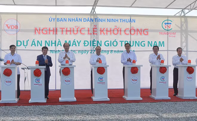 Thủ tướng Nguyễn Xuân Phúc cùng lãnh đạo tỉnh Ninh Thuận, Trungnam Group và các đại biểu bấm nút khởi động dự án Nhà máy Điện gió Trung Nam .