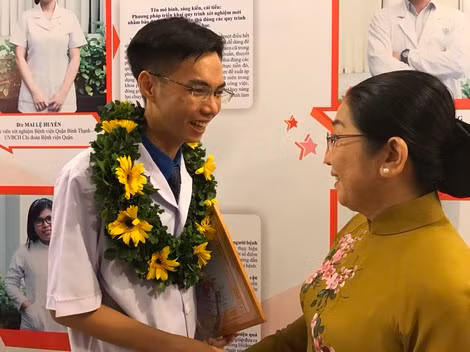 Bà Võ Thị Dung, Phó Bí thư Thành ủy TP Hồ Chí Minh chúc mừng bác sĩ trẻ được nhận giải thưởng Phạm Ngọc Thạch lần thứ 5.
