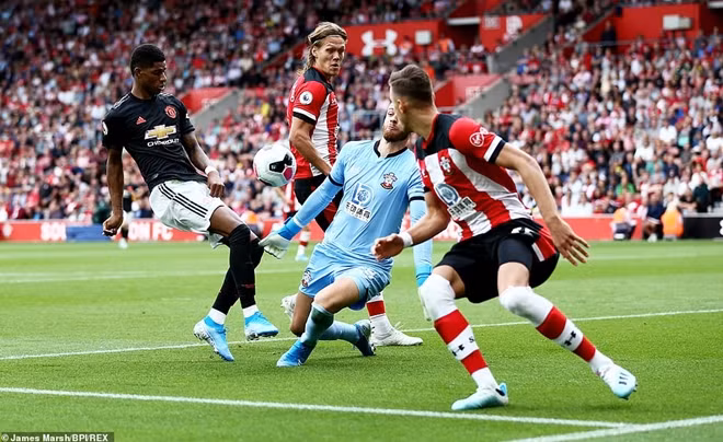 Southampton sau đó chỉ còn 10 người nhưng vẫn giữ được tỷ số hòa.