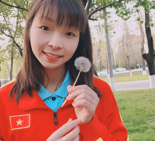 Trần Thị Hồng Nhung là một trong những nhân tố chủ chốt của đội tuyển bóng đá nữ Việt Nam. Cùng với đồng đội cô đã giúp tuyển nữ Việt Nam giữ mạch toàn thắng ở vòng loại Olympich 2020 qua đó giành vé tới Nhật Bản năm sau. Ảnh: FB.