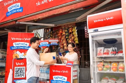Tặng chủ tạp hoá gói bảo hiểm sức khoẻ trong mùa dịch, VinShop khẳng định mục tiêu gắn bó lâu dài.