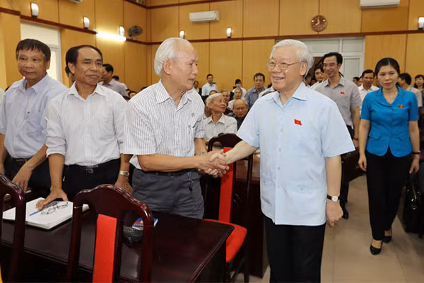 Tổng Bí thư Nguyễn Phú Trọng tiếp xúc cử tri quận Hai Bà Trưng (Hà Nội). Ảnh: TTXVN