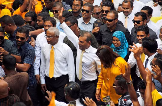 Thủ lĩnh phe đối lập Mohamed Nasheed vẫy chào người ủng hộ.
