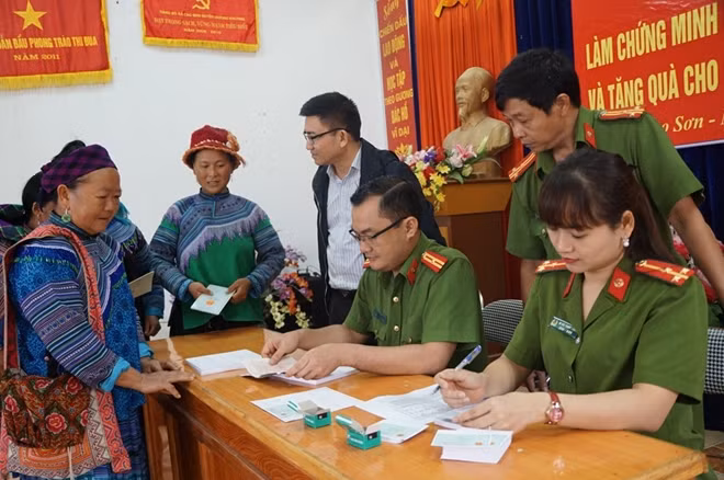 Người dân là đồng bào dân tộc luôn được ưu tiên và hướng dẫn tỉ mỉ khi làm CMND.