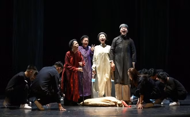 Trước đó, Trần Lực đã thành công với vở ''Quẫn''.
