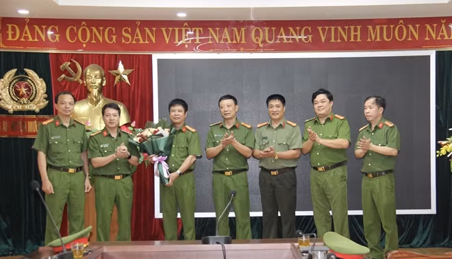 Công an Sơn La khen thưởng các cá nhân và tập thể có thành tích xuất sắc trong công tác cấp căn cước công dân (CCCD) có gắn chip điện tử vượt chỉ tiêu Bộ Công an.
