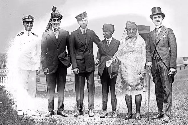 Stanley Weyman (trái), đứng cạnh phái đoàn của Công chúa Afghanistan Fatima Sultana.