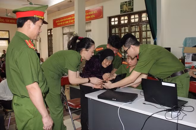 Công an Sơn La cấp CCCD cho người dân trên địa bàn.