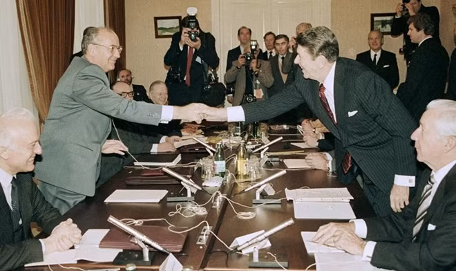 Cuộc gặp giữa Tổng thống Ronald Reagan và nhà lãnh đạo Gorbachev tại Geneva năm 1985 là nền tảng để đặt dấu chấm hết cho cuộc Chiến tranh Lạnh.