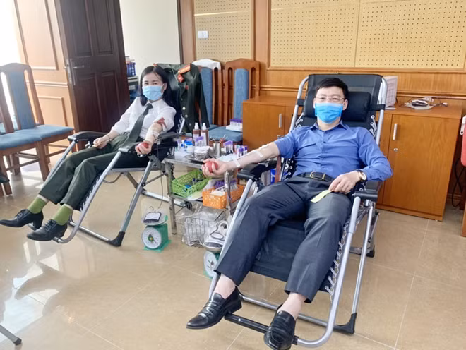 Anh Văn Thái Thông (bên phải) tham gia hiến máu tình nguyện cùng cơ quan của vợ.