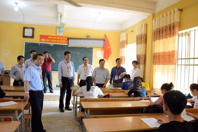 Thứ trưởng Lê Hải An động viên học sinh ôn thi tại điểm thi Pò Tấu.
