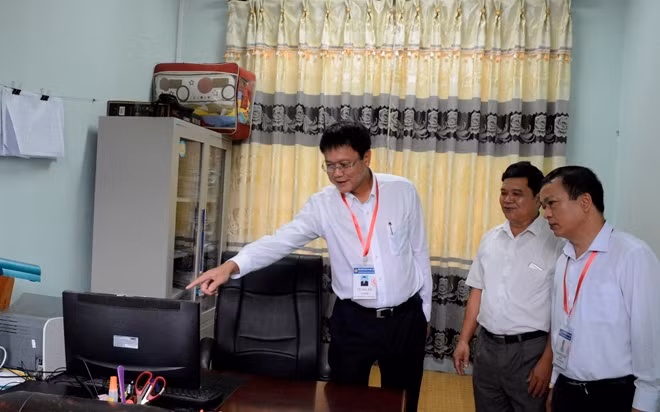 Thứ trưởng Lê Hải An kiểm tra camera giám sát bảo mật bài thi.