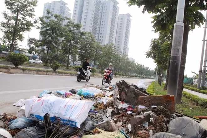 Anh Tiến (Nam Từ Liêm, Hà Nội) thường xuyên đi qua con đường này cho rằng những đống rác tự phát xuất hiện trên phố Trịnh Văn Bô không những gây mất mỹ quan mà còn tiềm ẩn sự nguy hiểm cho các phương tiện tham gia giao thông.