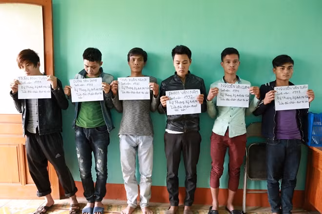 Các đối tượng bị bắt giữ trong một vụ lừa đảo qua điện thoại tại Hà Tĩnh.