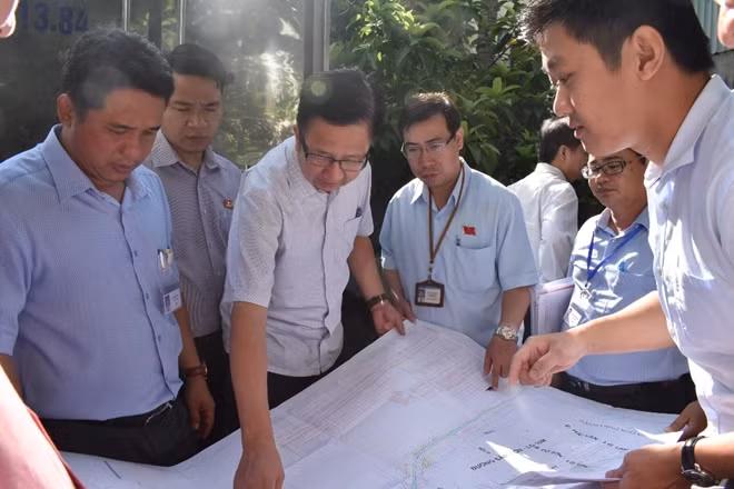 Ông Phạm Đức Hải, Phó Chủ tịch HĐND TP Hồ Chí Minh trao đổi với các đơn vị tại buổi kiểm tra tiến độ thực hiện dự án kênh A41.