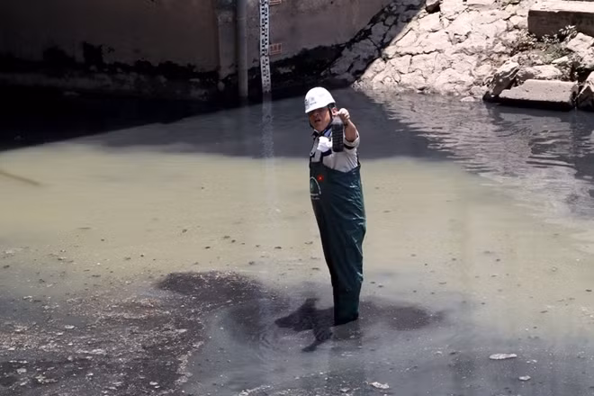 Sau khi được làm sạch thí điểm, trong 20 ngày qua đoạn sông Tô Lịch này không còn bốc mùi hôi thối như trước, nước sông cũng không còn đen kịt như trước.