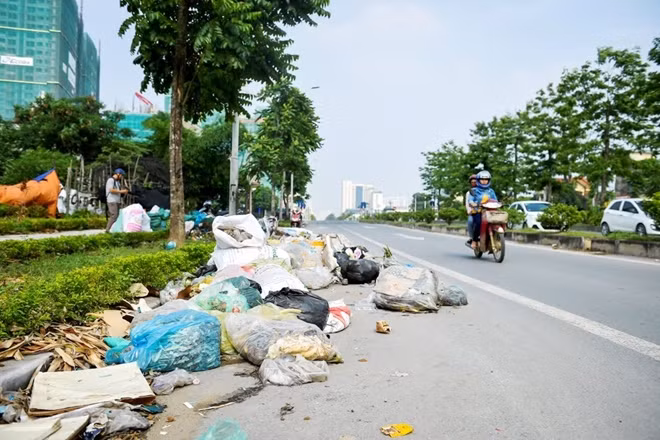 Bãi rác tự phát tràn ra, chiếm nửa lòng đường, gây cản trở giao thông.