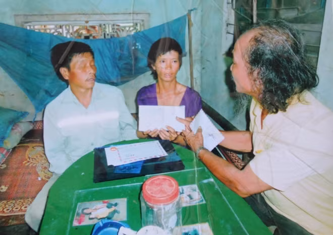 Mỗi tuần ông Bình mở thùng từ thiện một lần để giúp đỡ người nghèo.