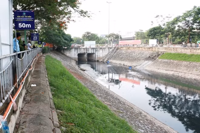 Đoạn sông Tô Lịch (từ ngã tư Bưởi - Hoàng Quốc Việt xuôi về Cầu Giấy) được thí điểm lắp đặt 4 máy sục khí kèm các tấm vật liệu thiên nhiên.