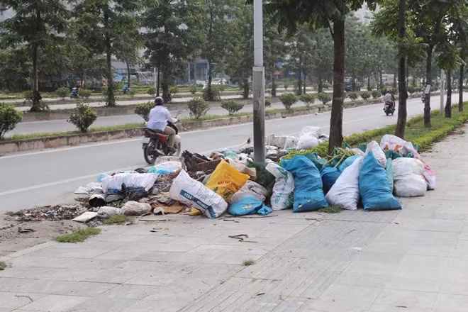 Phố Trịnh Văn Bô dài chưa đến 1 km kéo từ ngã tư giao cắt phố Nguyễn Văn Giáp và đoạn tiếp nối phố Trần Hữu Dực đến chân cầu vượt Xuân Phương.