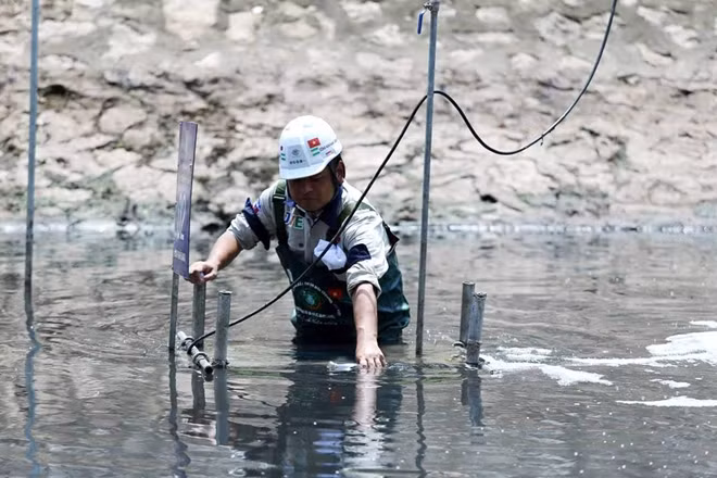 Vị chuyên gia người Nhật lấy mẫu nước....