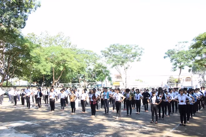 Học sinh Trường dân tộc nội trú tập thể dục giữa giờ.