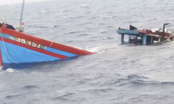 Tàu cá QNg-95.831TS bị sóng đánh chìm ở vùng biển Hoàng Sa. Tàu cá QNg-95.831TS bị sóng đánh chìm ở vùng biển Hoàng Sa.