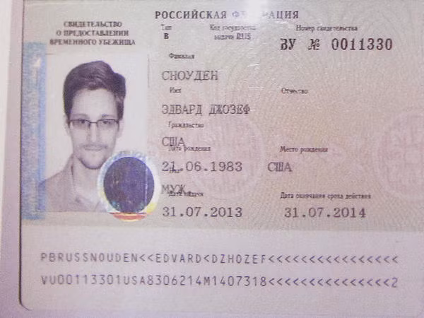 Hộ chiếu của “người thổi còi” Edward Snowden Ảnh nguồn: Maxim Shemetov / Reuters / Landov .